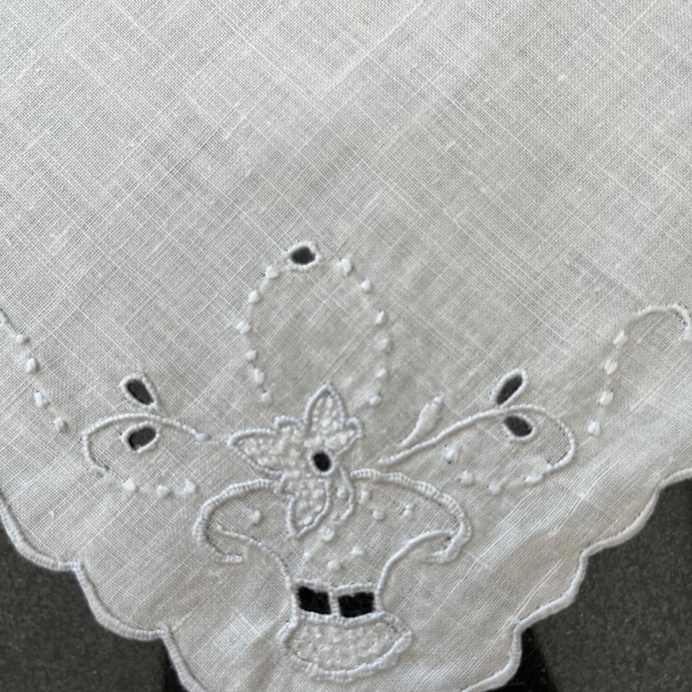 VINTAGE SET OF 8 EMBROIDERED NAPKINS